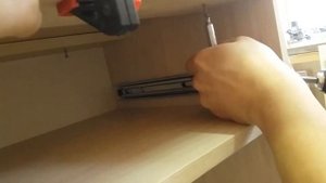 Как закрутить саморез в узких местах.
