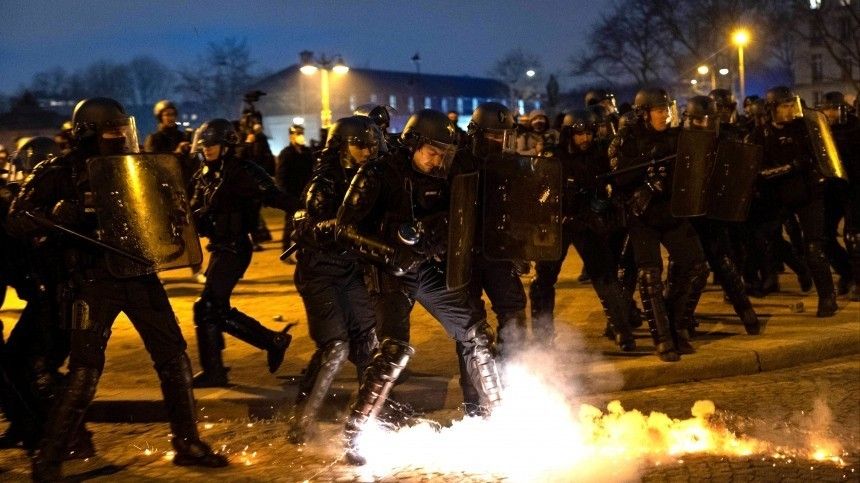 Край демократии и прав человека: жандармы жестко разогнали акции протеста во Франции