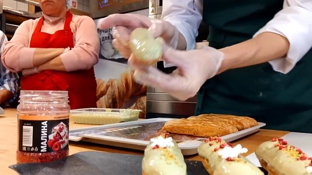 Покрытие эклеров Крем-покрытием MASTER MARTINI - Каравелла. Новогодний декор эклеров.