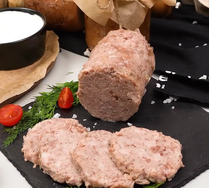 Колбасу готовлю сама, в банке