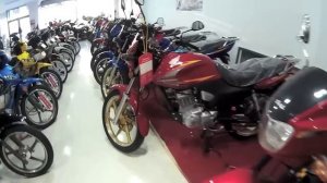 Китайские мотоциклы и мопеды в магазине города Линьдянь