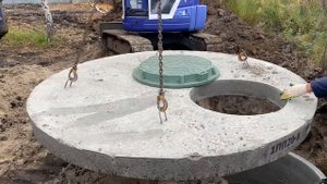 Строительство канализации , Komatsu PC58UU в деле