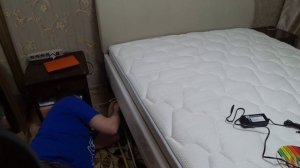 Установка многоцветной RGB светодиодной ленты  на кровать.