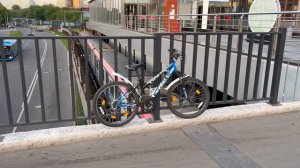 Бесстрашная парковка велосипеда у метро