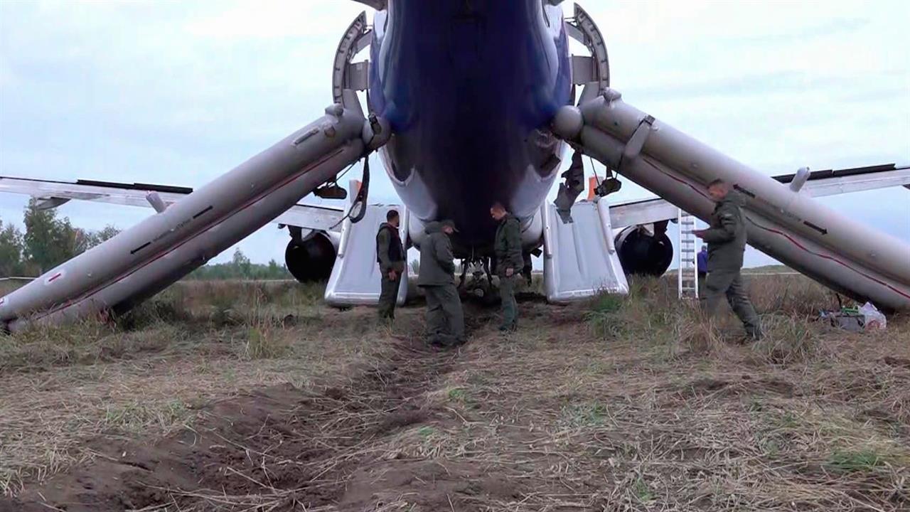 Слаженные действия экипажа позволили совершить посадку самолета в поле под Новосибирском