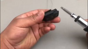 How to change a Volkswagen Golf Mk5 car key battery ?