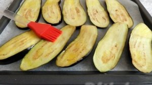 Баклажаны, запеченные в духовке с чесноком