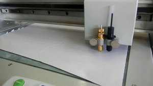 Планшетный режущий плоттер с флюгерным ножом в процессе вырезания коробки -3