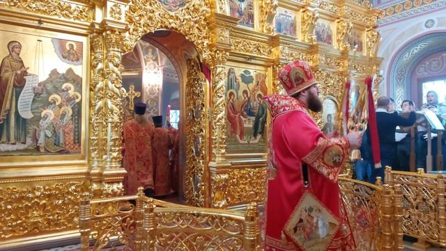 Митрополит Игнатий совершил Божественную литургию в Свято-Троицком кафедральном соборе г. Саратова смотреть онлайн
