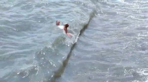 ШТОРМ уносит в море, но люди купаются. Опасный отдых в Крыму