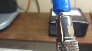 Проверка на повреждения антенного кабеля с установленной антенной на крыше.