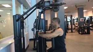 Как выполнять задние дельта на тренажёре.