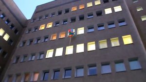 Удиви жену! Под окнами роддома! Круто поздравил жену!