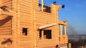 Подъем бревна лебедкой на верхние венцы дома