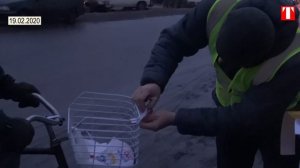 На велосипеды крепили светоотражатели