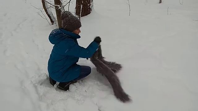 Чистим пуховый платок в снегу( купание в снегу) смотреть онлайн