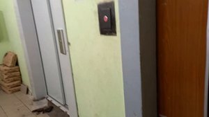 Электрический пассажирский лифт ("Деревянный") под замену, рядом новый ЕВРОЛИФТМАШ.