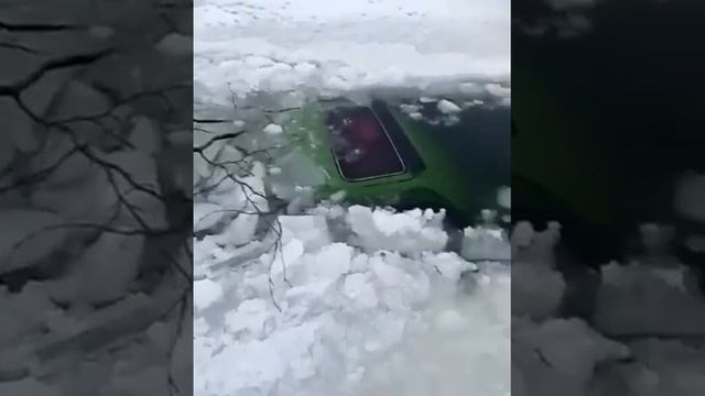 "Нива" провалилась под лёд в Бурятии