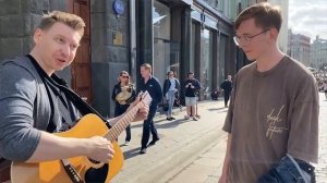 ГИТАРИСТ поет ЛЮБУЮ ПЕСНЮ для ПРОХОЖИХ ft. Хижина музыканта (720p).mp4