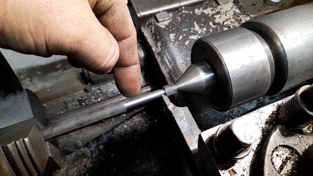 Как проточить очень тонкую деталь на токарном станке.