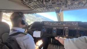 Самолет Boeing 747 взлет из аэропорта Хьюстон штат Техас вид из кабины пилота самолета
