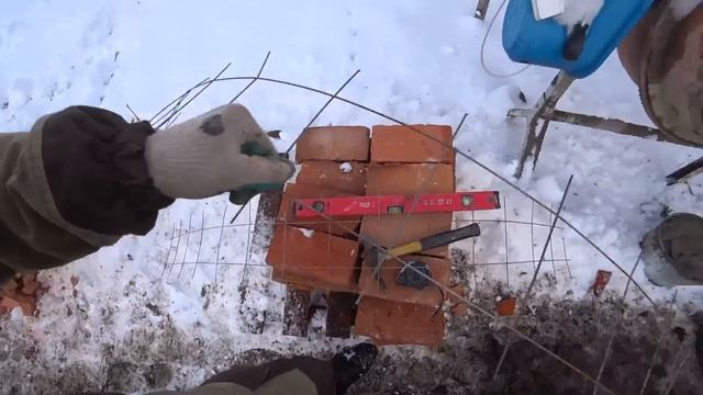 КАМЕНЩИКИ хапнули "ГОРЯ"! Сложили цоколь из МЕРЗЛОГО,Б/У кирпича! ЧТО ПОЛУЧИЛОСЬ! смотреть онлайн