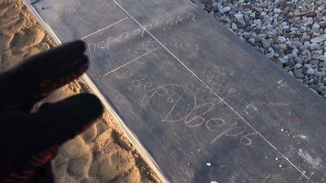 Укладка первого ряда блока. Начало строительства дома из газоблока.