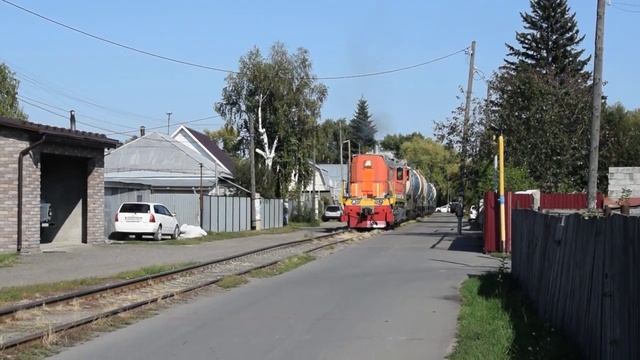 Тепловоз ТЭМ18ДМ-1198 едет по улице. смотреть онлайн