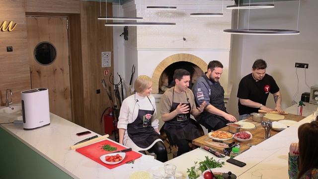 Готовим на велотренажерах две сочные пиццы. Кулинарное шоу Вилки. Булат Байрамов и Лейсан Гимаева.