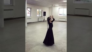 Девочка очень красиво танцует чеченский танец