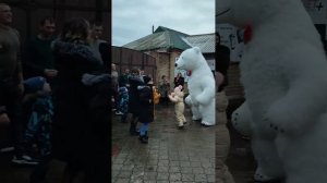 поздравление с днём рождения огромный Мишка танцы