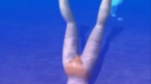 Купальщица в океане