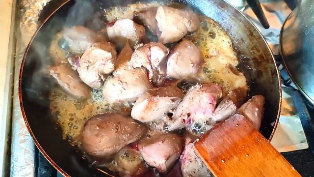 ПЕЧЕНЬ НУТРИИ В СМЕТАНЕ С ЛУКОМ