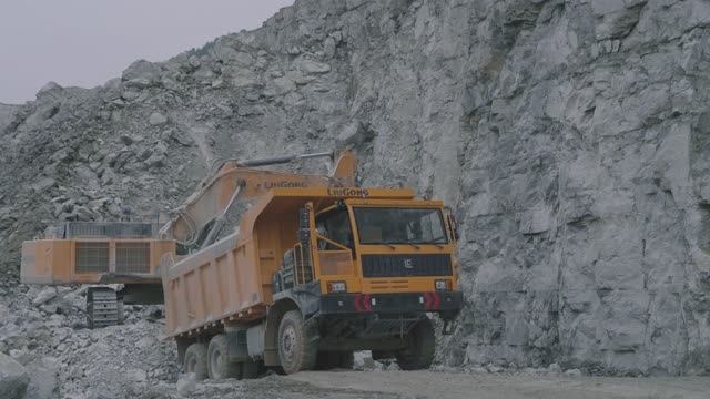 Самосвал LiuGong DW90A в работе: видео