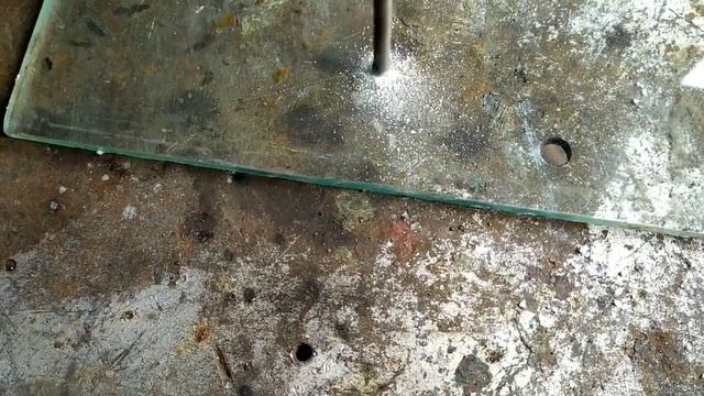 Сможет ли ДЕДОВСКАЯ книга просверлить стекло?! смотреть онлайн