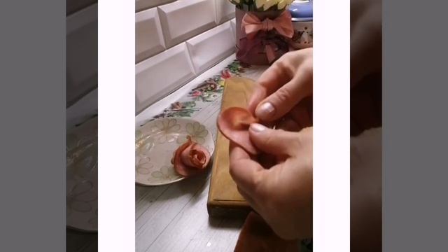 Украшаем блюдо??? Розочки из колбаски #украшениеблюда #колбаса #еда #вкусно #красиво