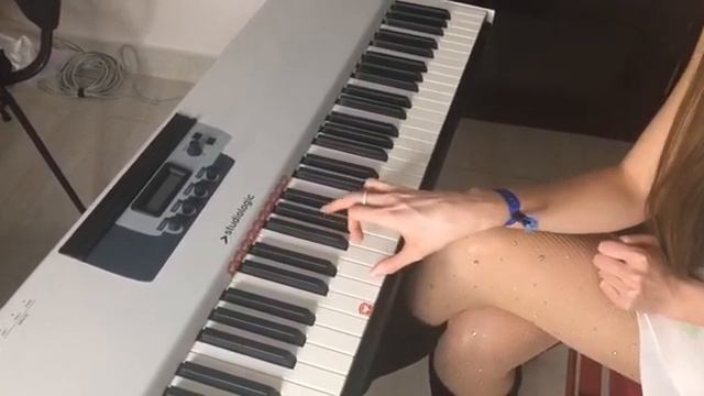 Аккорд E на пианино как играть
