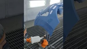 Нанесение двух слоев лака на бампер.