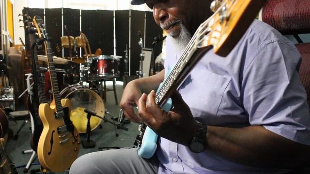 Squier Jazz Bass Loop смотреть онлайн