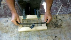 Простой способ без струбцин склеить рамку или подрамник.