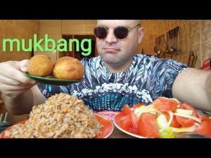 МУКБАНГ ГРЕЧКА по купечески и котлеты по киевски/ОБЖОР салат из помидоров и огурцов