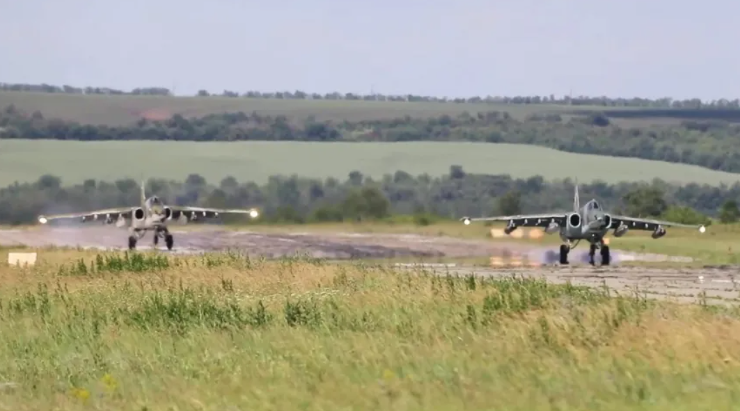 Российские Су-25 ударили по военным объектам ВСУ: кадры из кабины самолета