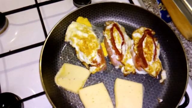 Яичница в сосиске с сыром. Необычная обычная яичница. смотреть онлайн