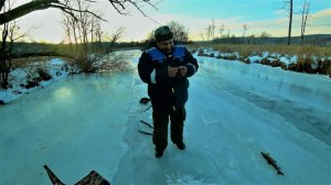 ПРИЕХАЛИ ОХОТНИКИ И НАЧАЛИ ЛОВИТЬ РЫБУ, но это не точно)))