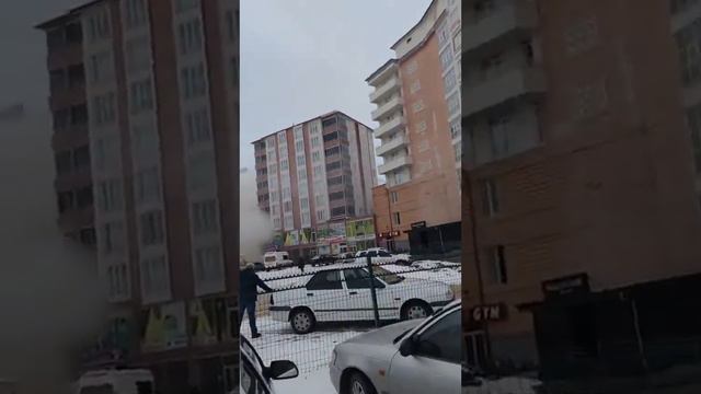 Турция землетрясения разрушения здания на глазах людей        Туркия йер кимирлаши бинолар бузилиши смотреть онлайн