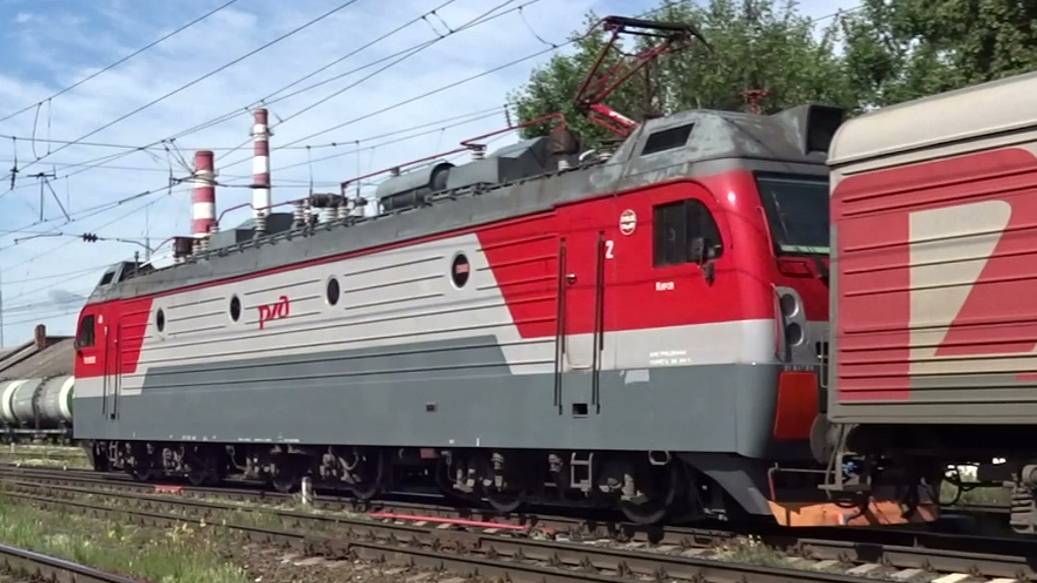 Электровоз ЭП1М-660 с пассажирским поездом №009Н Владивосток - Москва