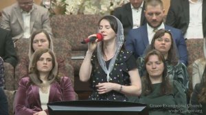 В суровых горах одиноко меж скал