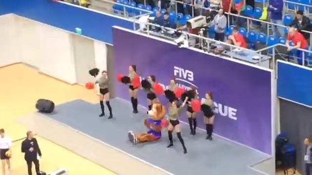 Под калинку-малинкуТалисман Медведь ВФВ зажигает. Маскот зажигает. Лучший вталисман сборной- жжёт. смотреть онлайн