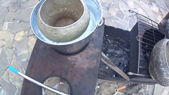 КАК ОЧИСТИТЬ ЧУГУНОК И ЛЮБУЮ ПОСУДУ ОТ НАГАРА | ИХ НЕ МЫЛИ ПОЛВЕКА | ЛАЙФХАК |