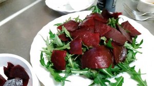 САЛАТ ИЗ ПЕЧЕНОЙ СВЕКЛЫ С РУККОЛОЙ, СЫРОМ ФЕТА И БАЛЬЗАМИЧЕСКИМ СОУСОМ